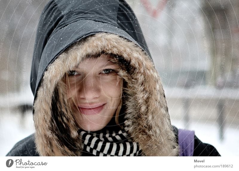 schneekönigin Glück Winter Schnee feminin Junge Frau Jugendliche Erwachsene Kopf Gesicht Auge Mund 1 Mensch 18-30 Jahre Jacke Fell Schal Kapuze glänzend Lächeln