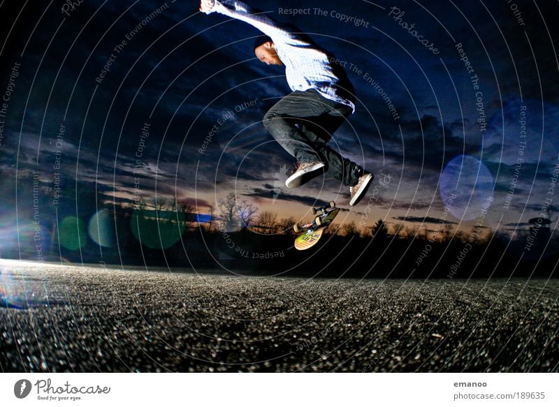 kick the flipping board Lifestyle Freude Sport Skateboard Skateboarding Kickflip Sportpark Halfpipe maskulin Junger Mann Jugendliche 1 Mensch 18-30 Jahre
