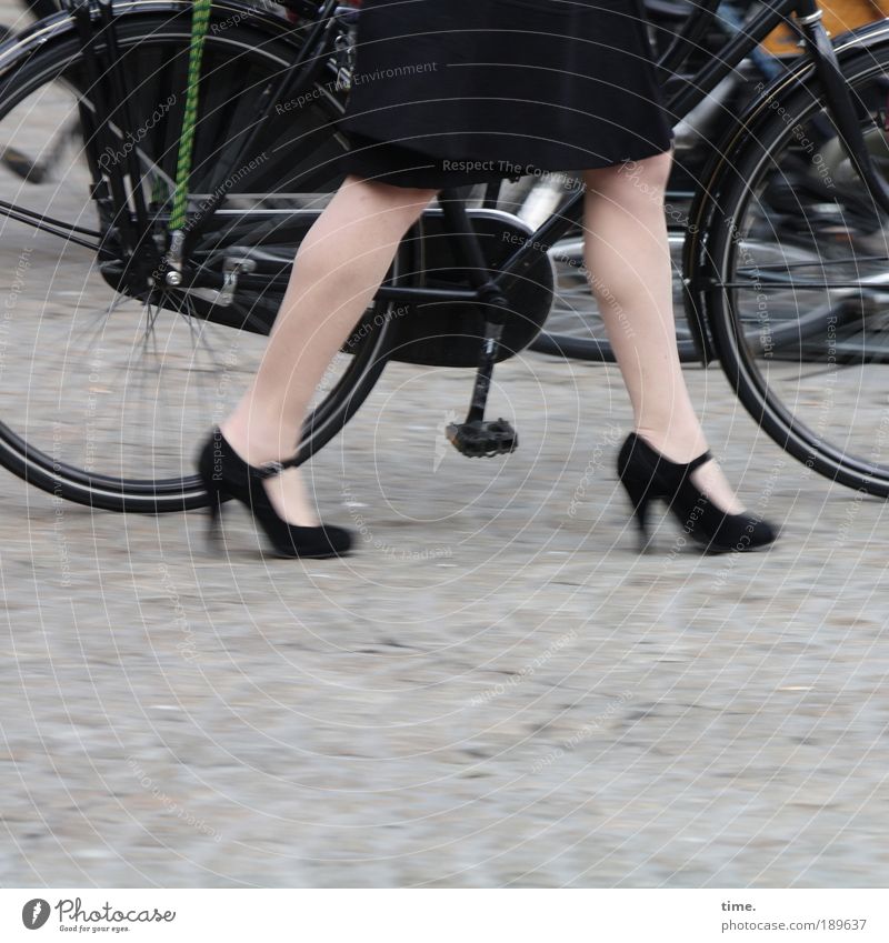 Damenrad Fahrrad Beine Straßenverkehr Rock Mantel Schuhe Damenschuhe Metall gehen laufen schwarz Rad Metallwaren Gestänge Fahrradrahmen Schutzblech Pedal