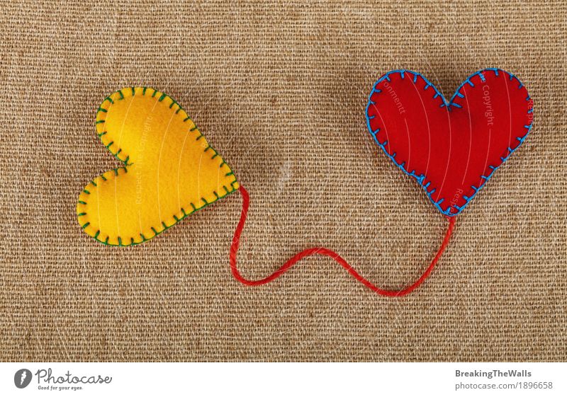 Zwei Filzherzen gelb und rot mit Bindfäden auf Leinwand Freizeit & Hobby Basteln Handarbeit Valentinstag Hochzeit Kunst Stoff Herz Liebe Zusammensein natürlich