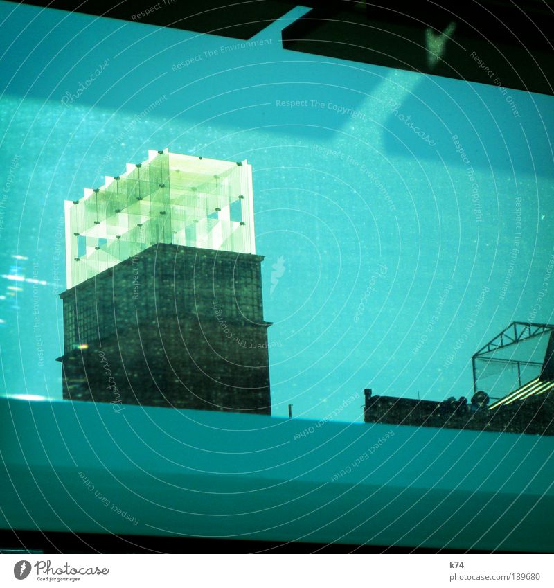 145302 Stadt Haus Bauwerk Gebäude Architektur Glas leuchten blau Fenster Farbfoto Außenaufnahme Sonnenlicht Tag