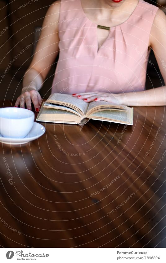 ID1896894 feminin Junge Frau Jugendliche Erwachsene Mensch 18-30 Jahre 30-45 Jahre rosa Kleid Bluse Buch lesen Kaffee Café Wohnzimmer Holztisch gemütlich