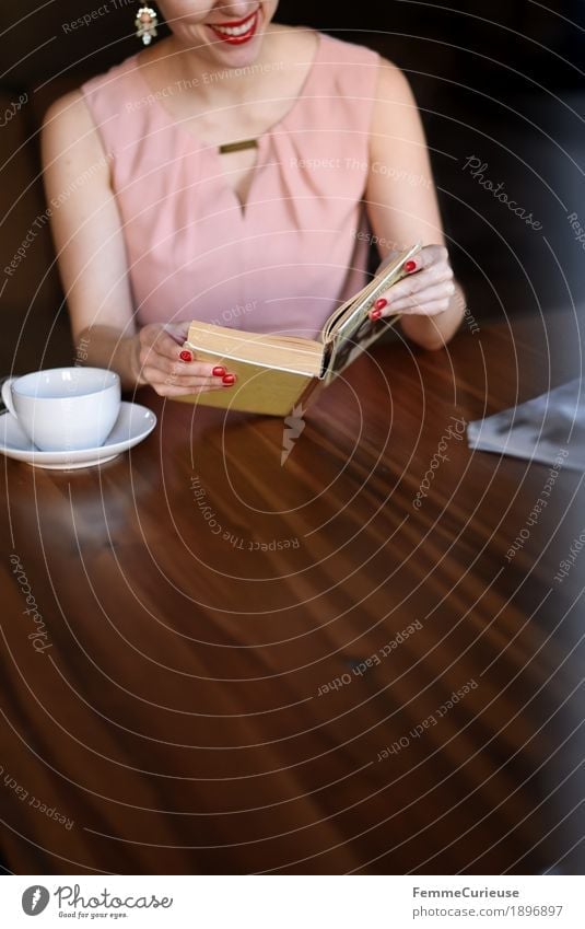 ID1896897 feminin Junge Frau Jugendliche Erwachsene Mensch 18-30 Jahre 30-45 Jahre lesen Holztisch Wohnzimmer Café Kaffeetrinken Kaffeetasse rosa Kleid Bluse