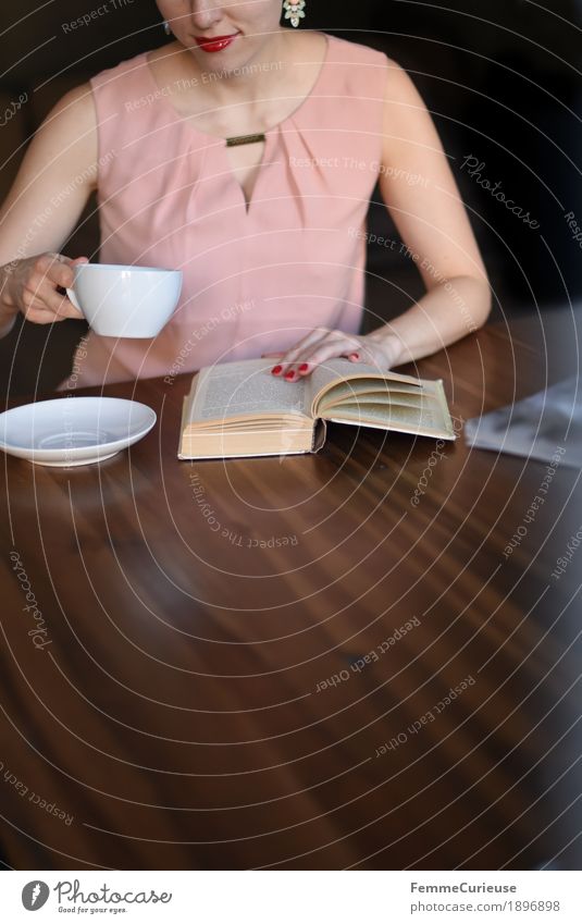 ID1896898 feminin Junge Frau Jugendliche Erwachsene 18-30 Jahre 30-45 Jahre genießen Kaffee trinken Café Buch lesen Bluse Kleid rosa Nagellack Ohrringe