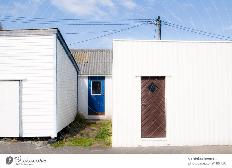 Licht Schönes Wetter Dorf Haus Architektur eckig hell blau weiß abstrakt Tür fassade Schweden Skandinavien Sonnenlicht