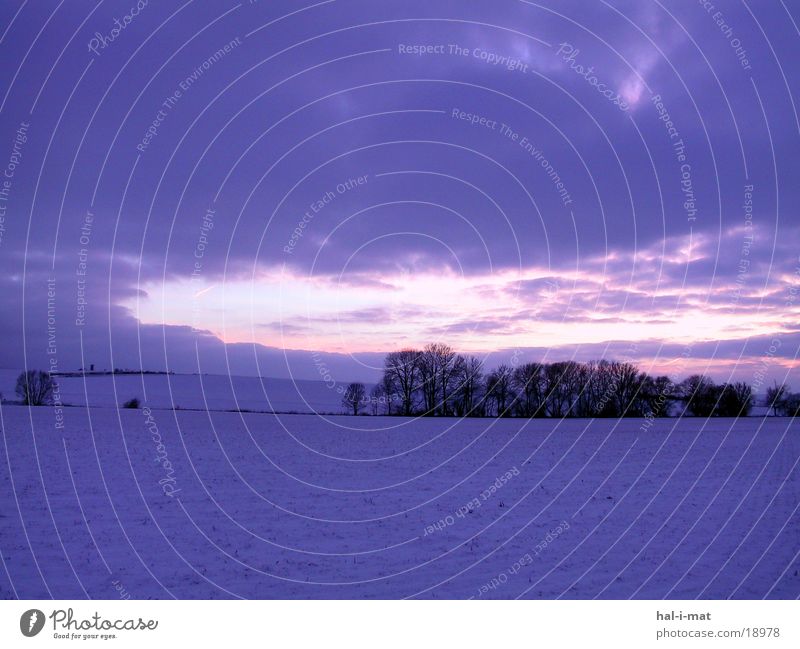 Winterhimmel Feld Dämmerung Hügel Sonnenuntergang violett Himmel Schnee Landschaft