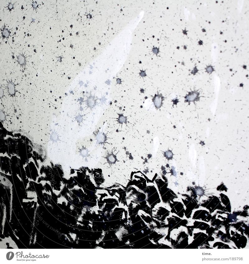Vollversammlung unter zerplatzenden Luftschlössern Mensch Menschenmenge Gemälde Himmel viele grau schwarz weiß Staffelei Textilien Leinwand Andeutung Fleck