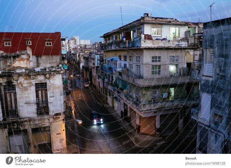 Straßenkreuzung und alte Häuser in Centro Havanna, Kuba Südamerika Hauptstadt Stadtzentrum Altstadt Skyline überbevölkert Armut trashig Großstadt Residential