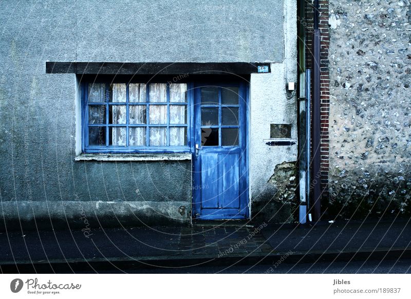 Haus Dorf Mauer Wand Fassade Tür Briefkasten Dachrinne Häusliches Leben alt Armut trist blau Akzeptanz Geborgenheit Farbfoto Außenaufnahme Menschenleer Tag