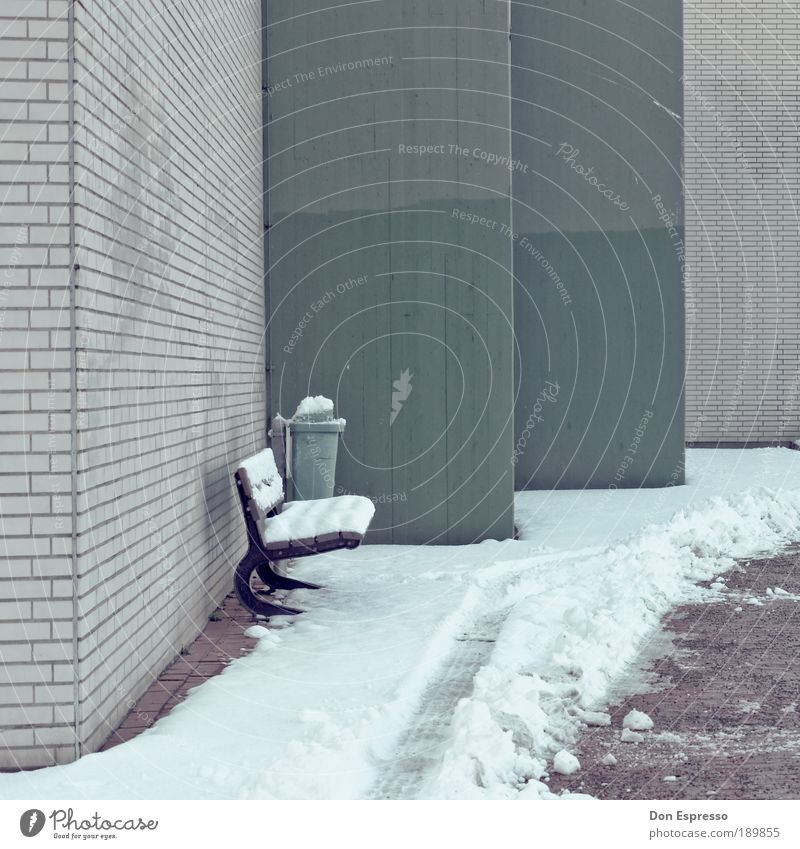 Warten auf den Sommer Winter Schnee schlechtes Wetter Eis Frost Menschenleer Haus Mauer Wand Fassade frieren kalt Bank Sitzgelegenheit Müllbehälter Schneespur