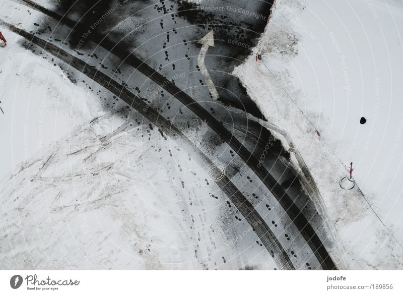 Linksabbieger Klima Eis Frost Schnee ästhetisch einfach schwarz weiß Spuren Pfeil Symbole & Metaphern Straße Fuß Fußspur Reifenspuren Zaun Winter Einsamkeit