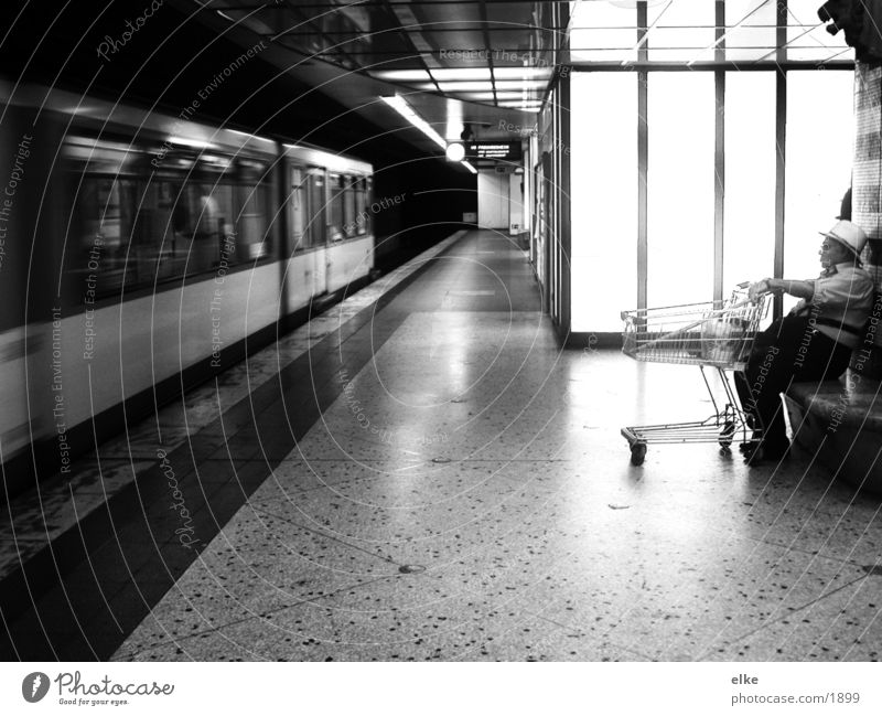 auf die nächste warten Einkaufswagen Mann U-Bahn Verkehr Mensch Schwarzweißfoto