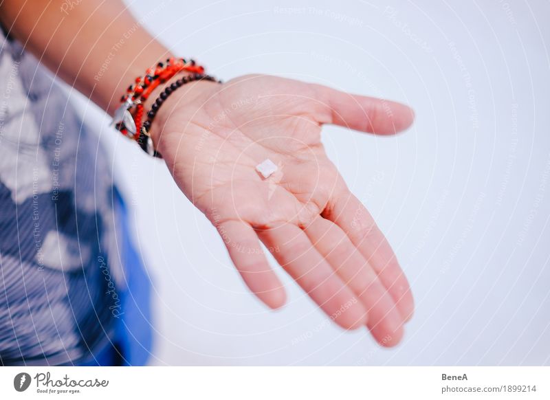 Salt of the Uyuni Hand berühren festhalten exotisch Ferien & Urlaub & Reisen Umwelt Salt Lake Quadrat Salar de Uyuni Unschärfe Bolivien Kristalle zeigen stoppen