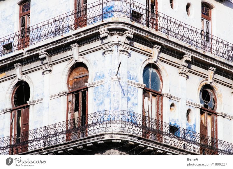 Hausfassade mit Balkon aus Kolonial-Zeit in Havanna, Kuba Fassade alt Armut historisch Stadt Verfall Vergänglichkeit altehrwürdig Architektur Gebäude