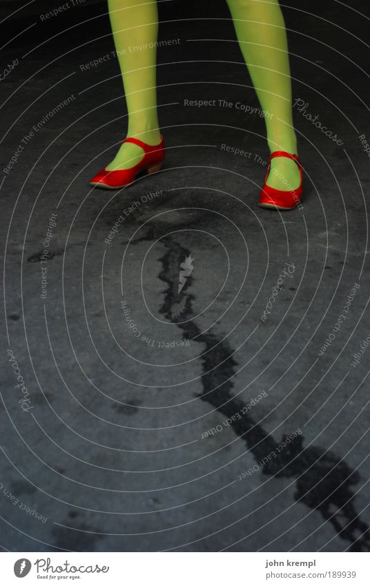 blasensprung feminin Junge Frau Jugendliche Beine Fuß 1 Mensch 18-30 Jahre Erwachsene Straße Strümpfe Strumpfhose Schuhe stehen verrückt trashig grün rot