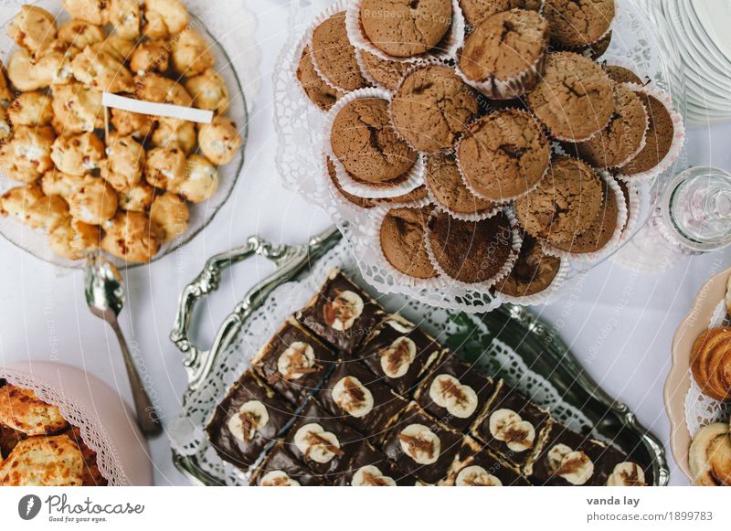 Bitte zugreifen Lebensmittel Speiseeis Süßwaren Schokolade Marmelade Muffin Törtchen Ernährung Kaffeetrinken Büffet Brunch Festessen Slowfood Geschirr Teller