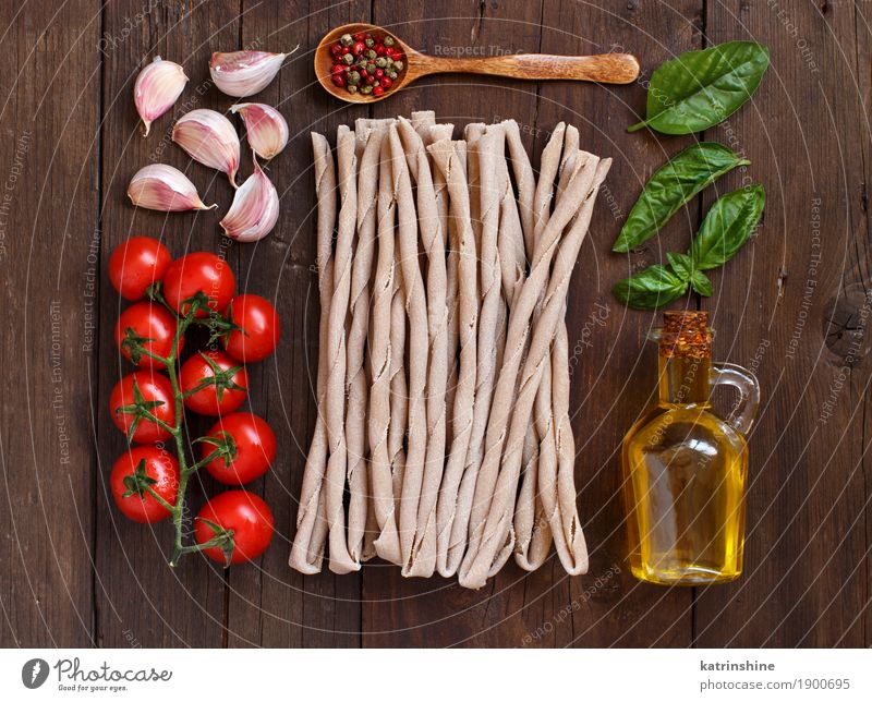 Vollkornnudeln, Gemüse, Kräuter und Olivenöl Teigwaren Backwaren Kräuter & Gewürze Öl Vegetarische Ernährung Diät Italienische Küche Flasche Löffel Tisch Blatt