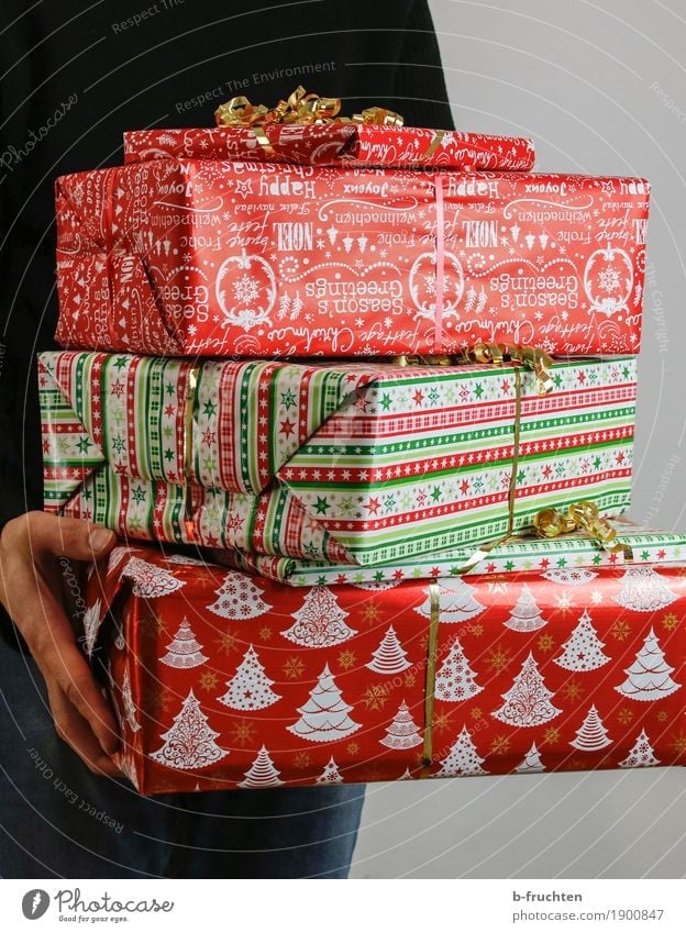 Christmas Gifts 01 kaufen Feste & Feiern Weihnachten & Advent maskulin Mann Erwachsene Hand Finger Mensch 30-45 Jahre Pullover Verpackung