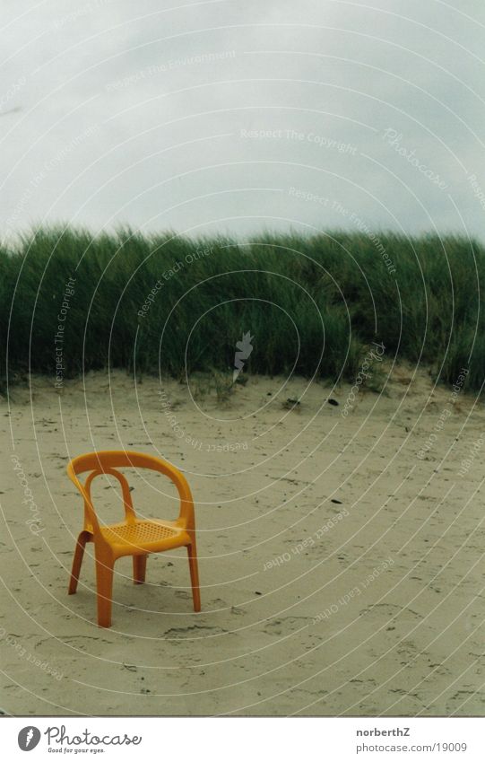 Gartenstuhl im Sand Strand ruhig Einsamkeit Erholung Stuhl