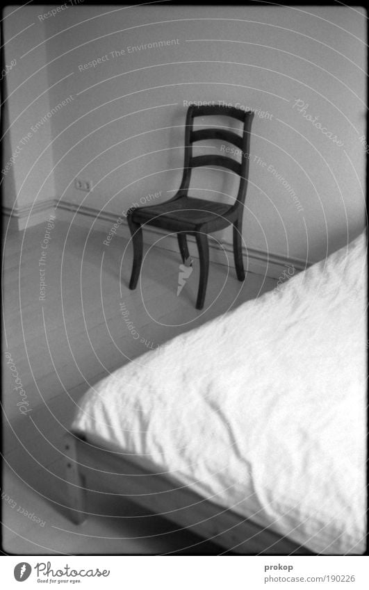 Nicht so viel Häusliches Leben Wohnung Möbel Stuhl Bett Raum Schlafzimmer Einsamkeit Langeweile Ordnung Altbau Holzfußboden bescheiden Gefängniszelle