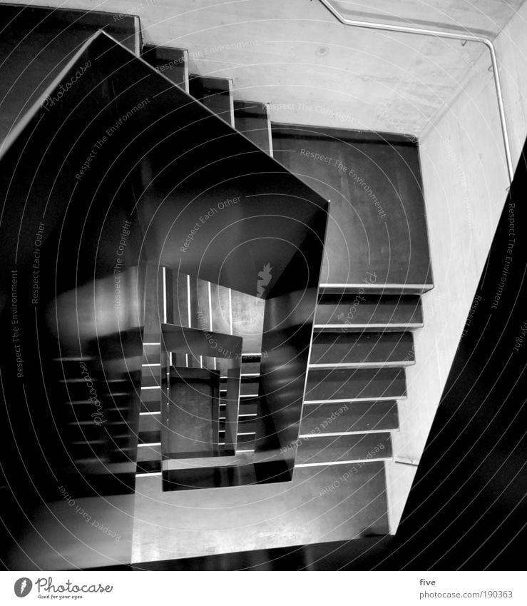 im 2.stock Haus Mauer Wand Treppe Treppenhaus Treppengeländer eckig hoch kalt Design Schwarzweißfoto Innenaufnahme Kontrast Reflexion & Spiegelung