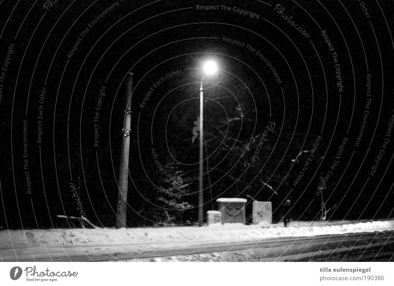 na dann gute nacht. Winter Schnee Stadtrand Menschenleer Fußgänger Straße leuchten lustig schwarz weiß ruhig Inspiration kalt Laterne Laternenpfahl