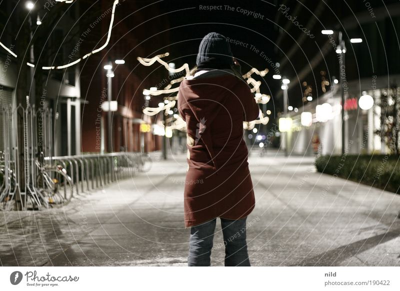 nachts unterwegs Mensch feminin Junge Frau Jugendliche 1 kalt Fotografieren Beleuchtung Fußgängerzone Stadt München Mütze Kapuze Mantel Winter Farbfoto