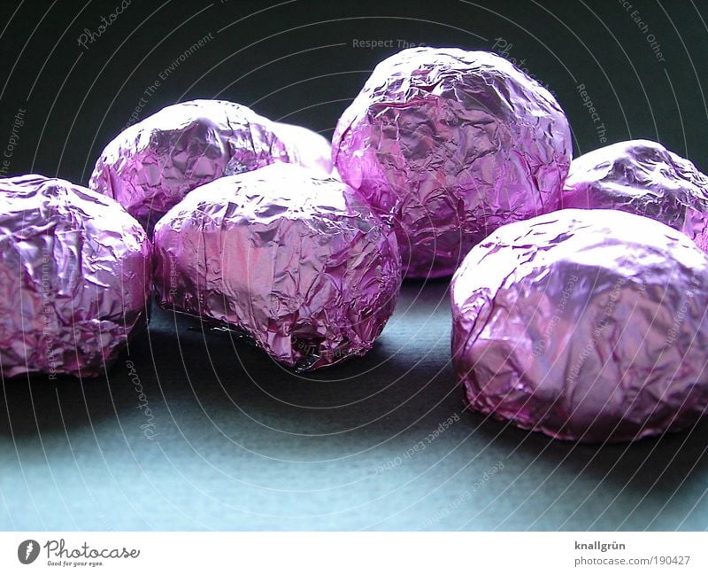 Leckerli Lebensmittel Süßwaren Schokolade Ernährung Kugel genießen glänzend lecker rund grau rosa schwarz Zufriedenheit Reichtum Staniolpapier süß Nervennahrung