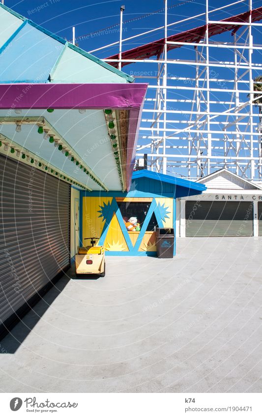 Santa Cruz Boardwalk – M Freude Rolltor alt frisch positiv blau gelb grau rosa türkis Vergnügungspark Kalifornien Achterbahn Gerüst Sommer Farbfoto mehrfarbig