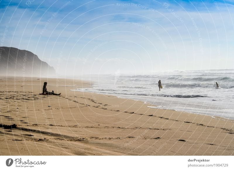 Entspannen am Strand in Portugal Blick Zentralperspektive Starke Tiefenschärfe Reflexion & Spiegelung Silhouette Kontrast Schatten Licht Tag Textfreiraum unten