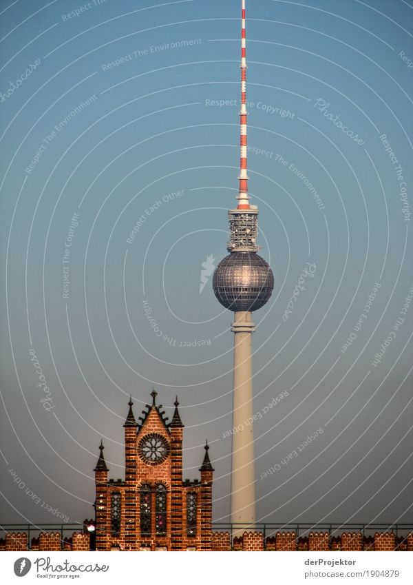 Fernsehturm in Berlin mit den Spitzen der Oberbaumbrücke Muster abstrakt Urbanisierung Hauptstadt Textfreiraum rechts Textfreiraum links Coolness