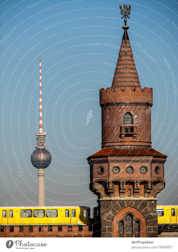 Fernsehturm in Berlin mit U-Bahn und Turm der Oberbaumbrücke Muster abstrakt Urbanisierung Hauptstadt Textfreiraum rechts Textfreiraum links Coolness