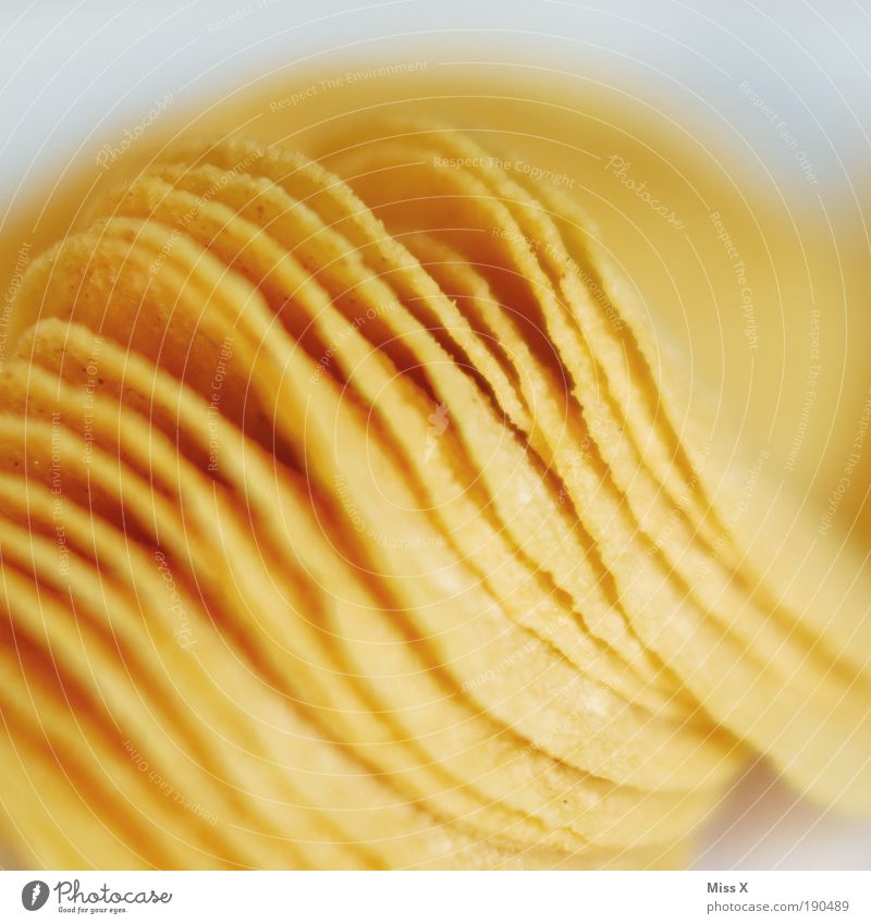 Chips Lebensmittel Teigwaren Backwaren Ernährung Fastfood Übergewicht rund Kartoffelchips salzig Salz Kartoffeln Appetit & Hunger ungesund gelb Farbfoto