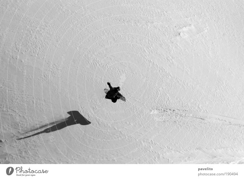 vom schatten verfolgt Snowboard Snowboarding Snowboarder Winter Schnee Sport Wintersport Mann Erwachsene Flims springen ästhetisch Schwarzweißfoto Außenaufnahme