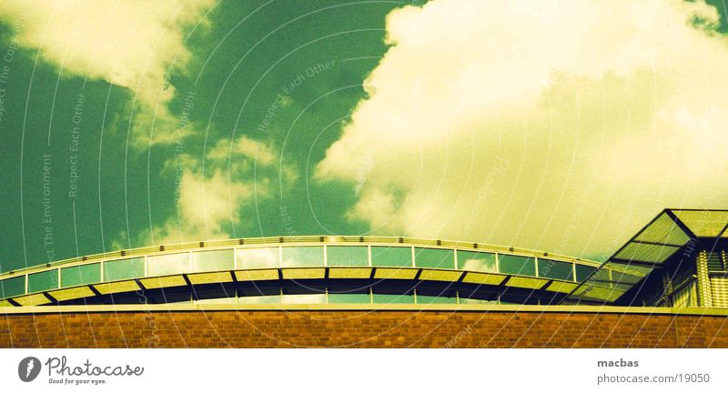 Über den Wolken... Backstein grün gelb Haus Stadt Dach Sommer Architektur Glas Himmel crossen Berlin Arbeit & Erwerbstätigkeit Deutschland Industriefotografie
