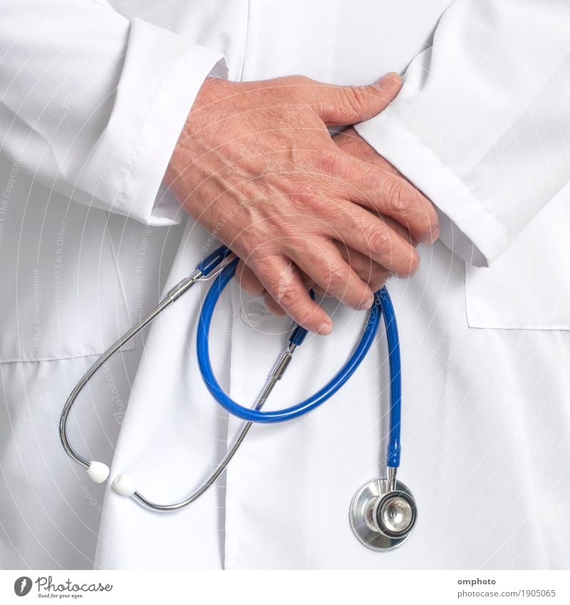 Arzt in weißer Kutte, der in seinem Sprechzimmer ein Stethoskop in der Hand hält. Gesundheitswesen Medikament Krankenhaus Werkzeug Mensch Mann Erwachsene