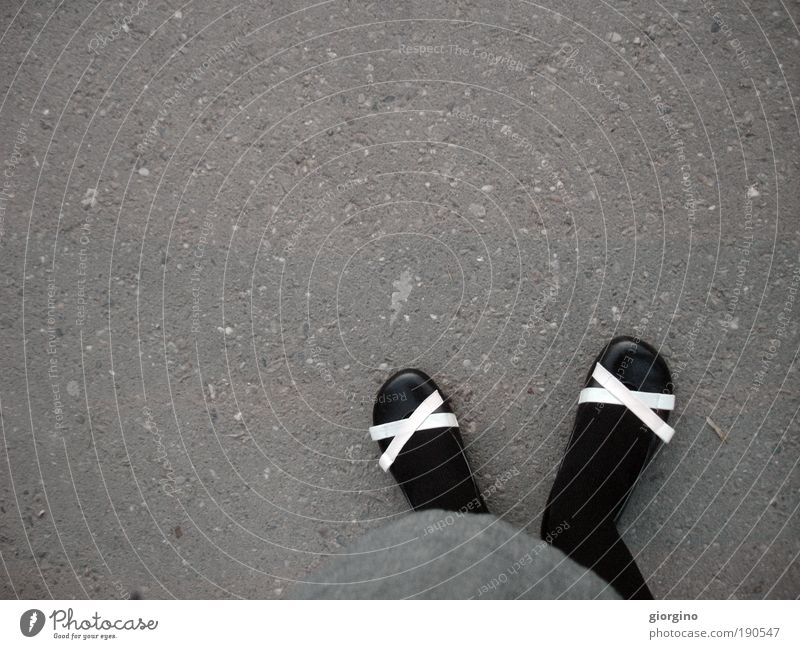 Schnurrbart Straßenschuhe Gehen Lifestyle Stil Beine 1 Mensch Umwelt Mode Schuhe Beton Zeichen Streifen Denken entdecken gehen laufen Freundlichkeit