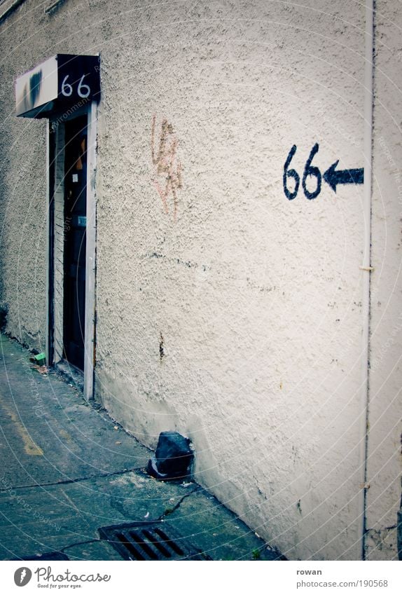 66 Haus Einfamilienhaus Bauwerk Gebäude Architektur alt 666 Ziffern & Zahlen Hausnummer Eingang Eingangstür Pfeil Hinweis Richtung schäbig dreckig trist