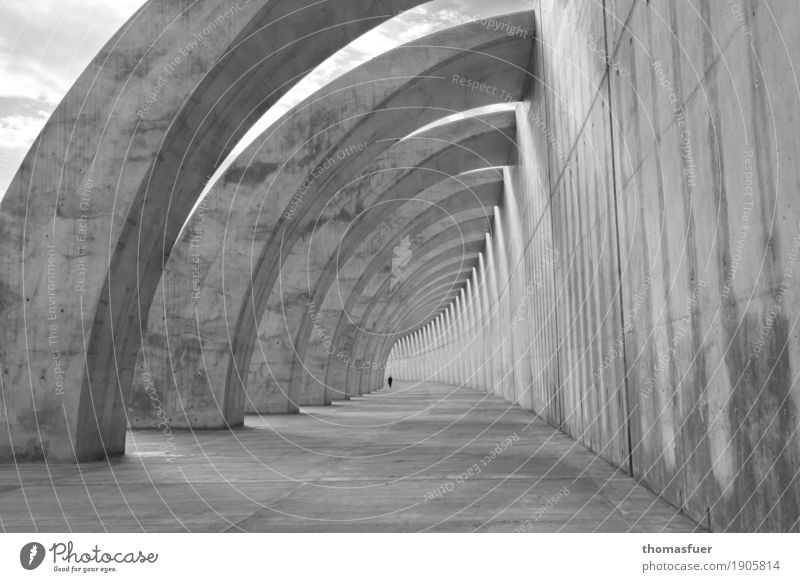 Tunnel, Beton, Wellenbrecher, Frau Ferne Sightseeing Mensch 1 Tazacorte La Palma Kanaren Spanien Europa Hafenstadt Gebäude Architektur Anlegestelle Mole Buhne
