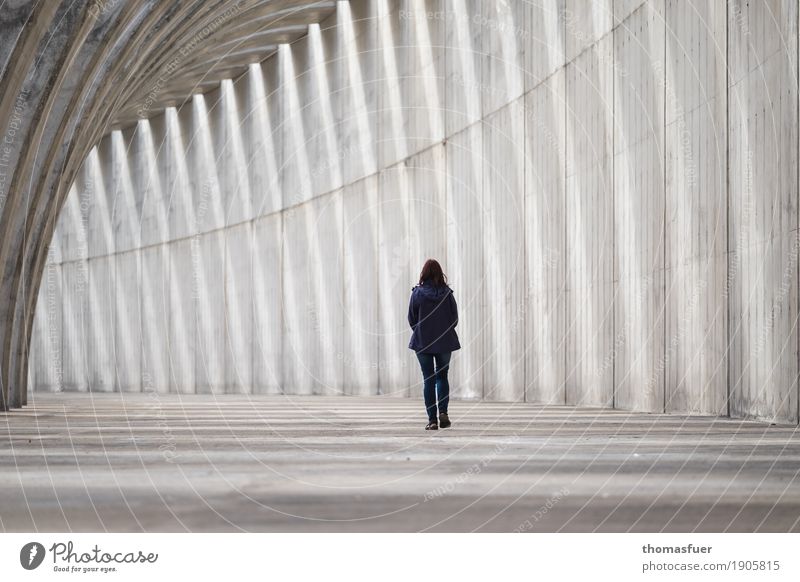 Beton, Frau, Mensch feminin Erwachsene Körper 1 Architektur Tazacorte La Palma Spanien Hafenstadt Menschenleer Bauwerk Mauer Wand Tunnel Anlegestelle Buhne Mole