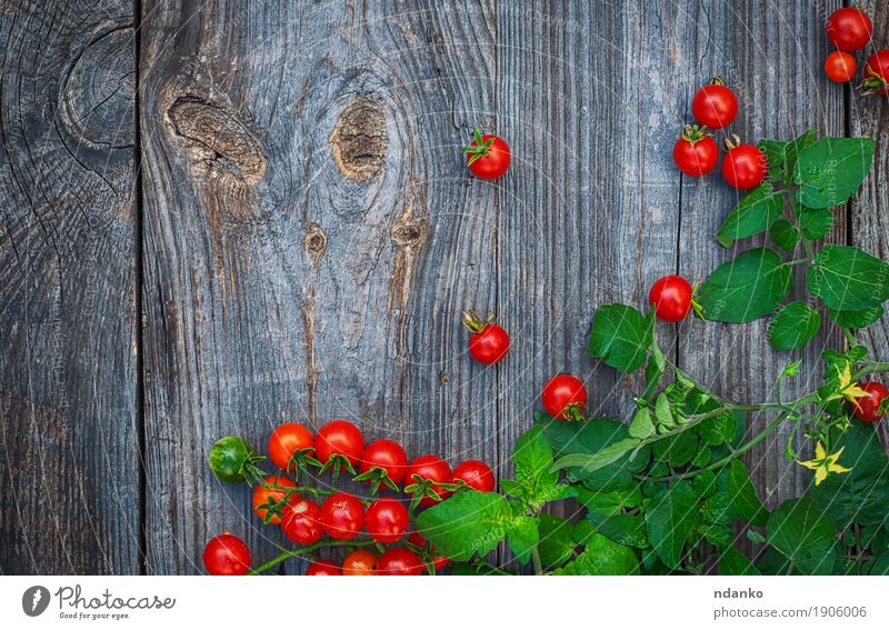 Zweig der kleinen roten Kirschtomaten mit grünem Stamm Gemüse Ernährung Essen Vegetarische Ernährung Tisch Natur Holz alt frisch saftig grau Tomate Top Aussicht