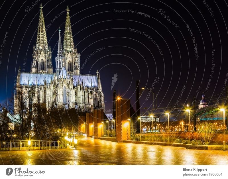 Kölner Dom bei Nacht Deutschland Europa Stadt Hafenstadt Stadtzentrum Altstadt Skyline bevölkert Kirche Fassade Sehenswürdigkeit Wahrzeichen Denkmal