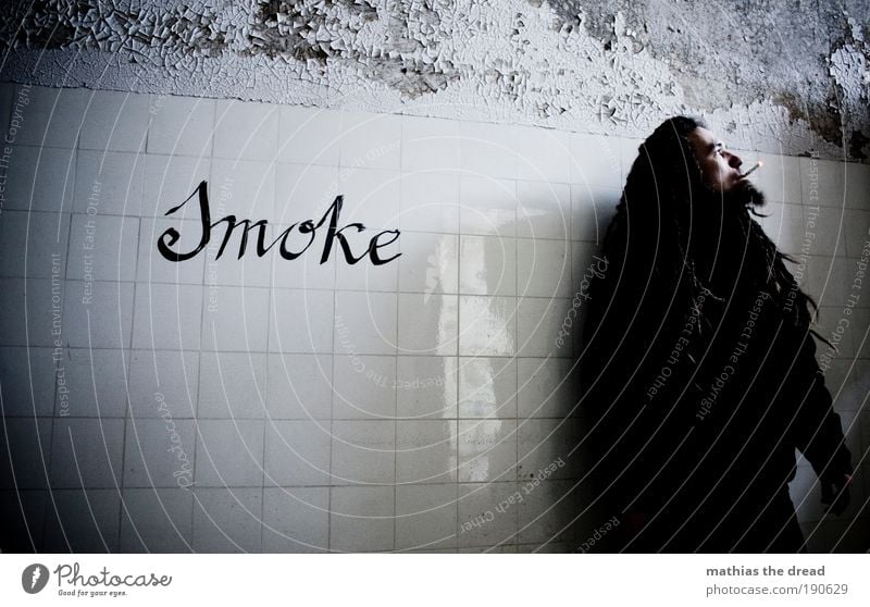 SMOKE Krankheit Rauchen Rauschmittel maskulin Junger Mann Jugendliche 18-30 Jahre Erwachsene Ruine Bauwerk Gebäude Mauer Wand Zeichen Schriftzeichen Graffiti