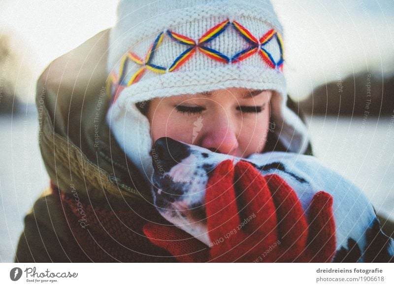 Bedingungslose Liebe. Lifestyle feminin Frau Erwachsene Winter Schönes Wetter Tier Haustier Hund berühren Kommunizieren Küssen träumen Umarmen Freundlichkeit