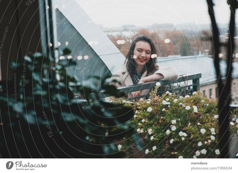 fröhliche Zeit Mensch feminin Junge Frau Jugendliche Pflanze Blume Blüte Balkon Terrasse Dach Gefühle Glück Fröhlichkeit Lächeln Panorama (Aussicht) Farbfoto