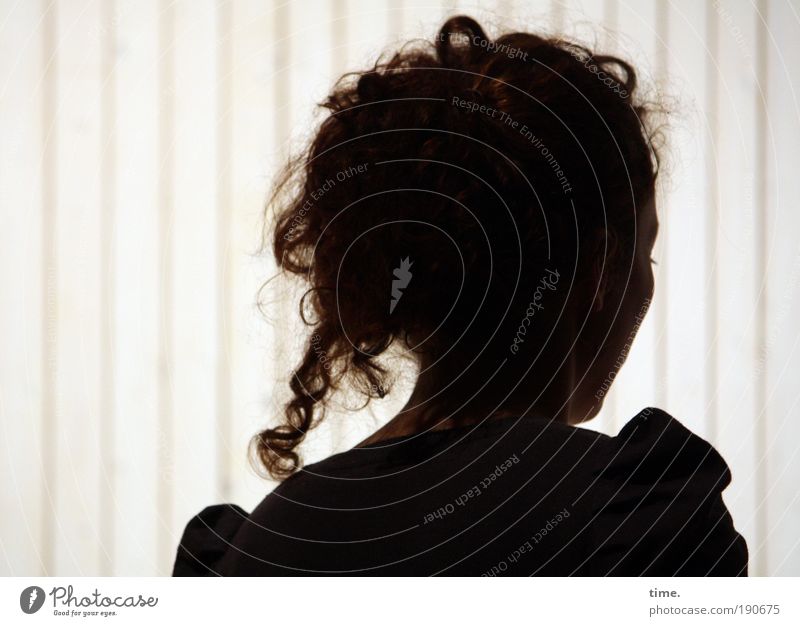 Vertieft Frau feminin Silhouette Schatten Haare & Frisuren Halbprofil Innenaufnahme Streifen Locken Kopf Gesicht dunkel hell Kontrast Seite untergehen Blick