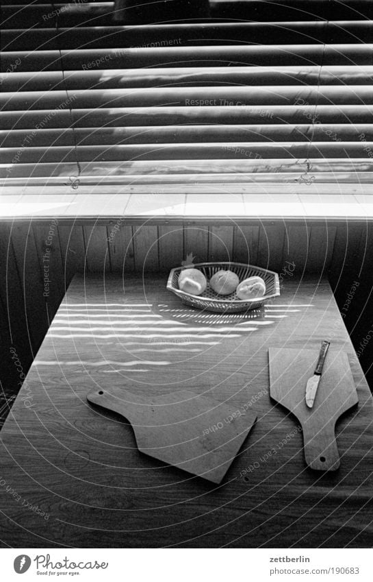 Küche Frühstück Tisch Holzbrett Schneidebrett Messer Korb m brötchen Fenster Jalousie Rollo Rollladen geschlossen Sommer Wetterschutz Schatten Haushaltsführung