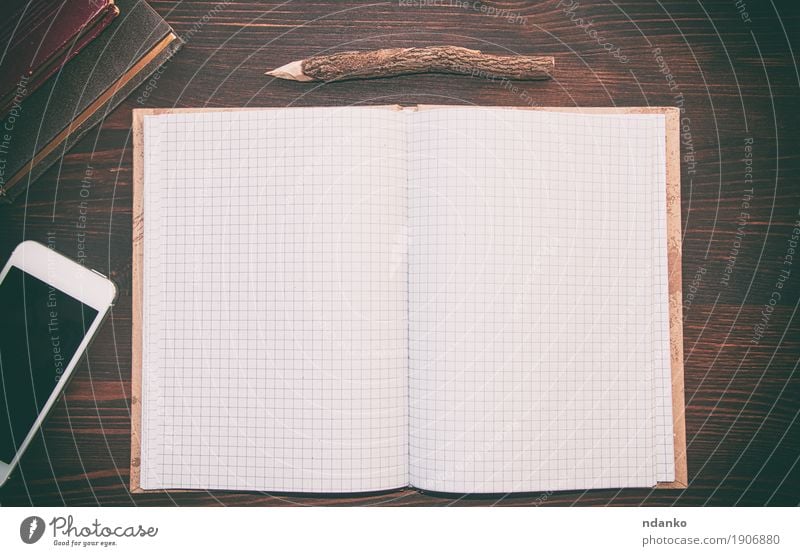 Öffnen Sie Notebook in die Zelle auf einem Holztisch Schule Telefon Buch alt Kommunizieren lernen klug braun weiß Idee planen Bleistift altehrwürdig Wissen