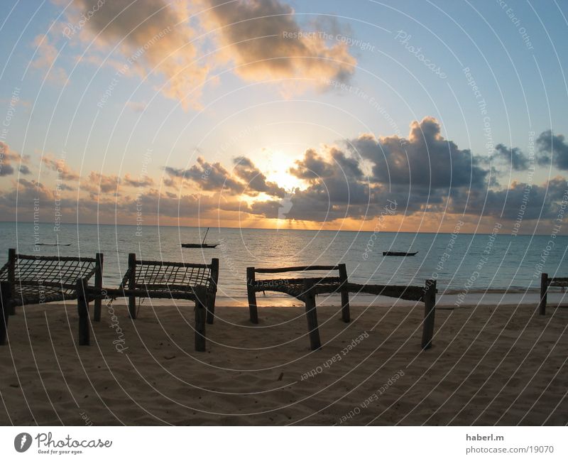 Das Ziel Strand Sonnenaufgang Wolken ruhig Sansibar Stuhl Meer Zufriedenheit Sand Himmel Leben genießen