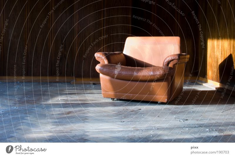 Platz in der Sonne Stil Möbel Sessel Lounge Ruhestand Feierabend Holz Leder alt träumen ästhetisch dreckig retro trist braun Geborgenheit ruhig Einsamkeit Ferne